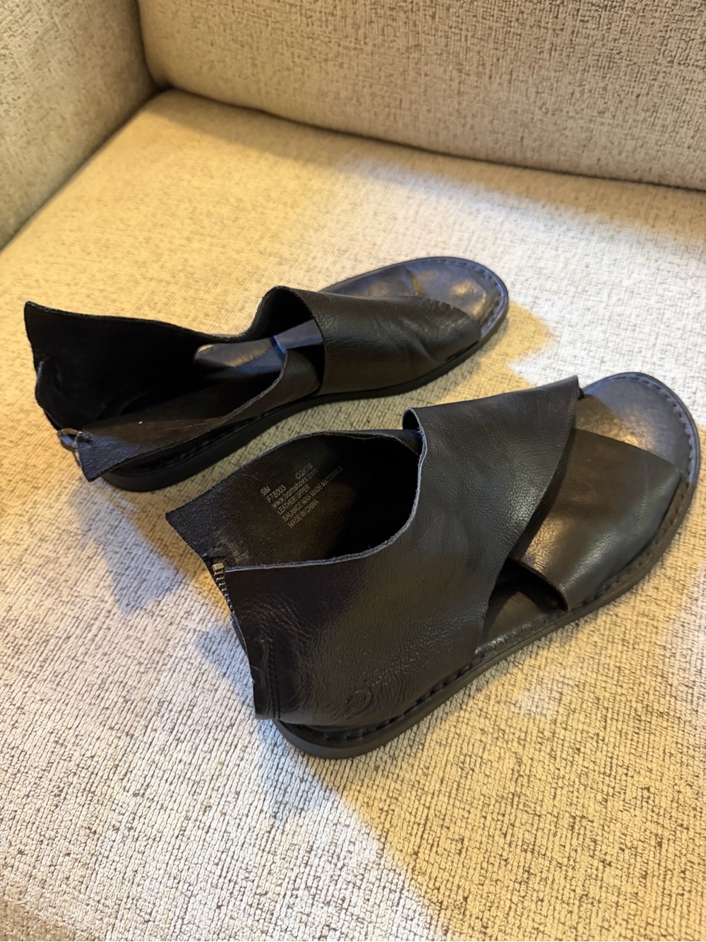 Born brand leather sandals 
Size 9
Great condition 
Originally 100$